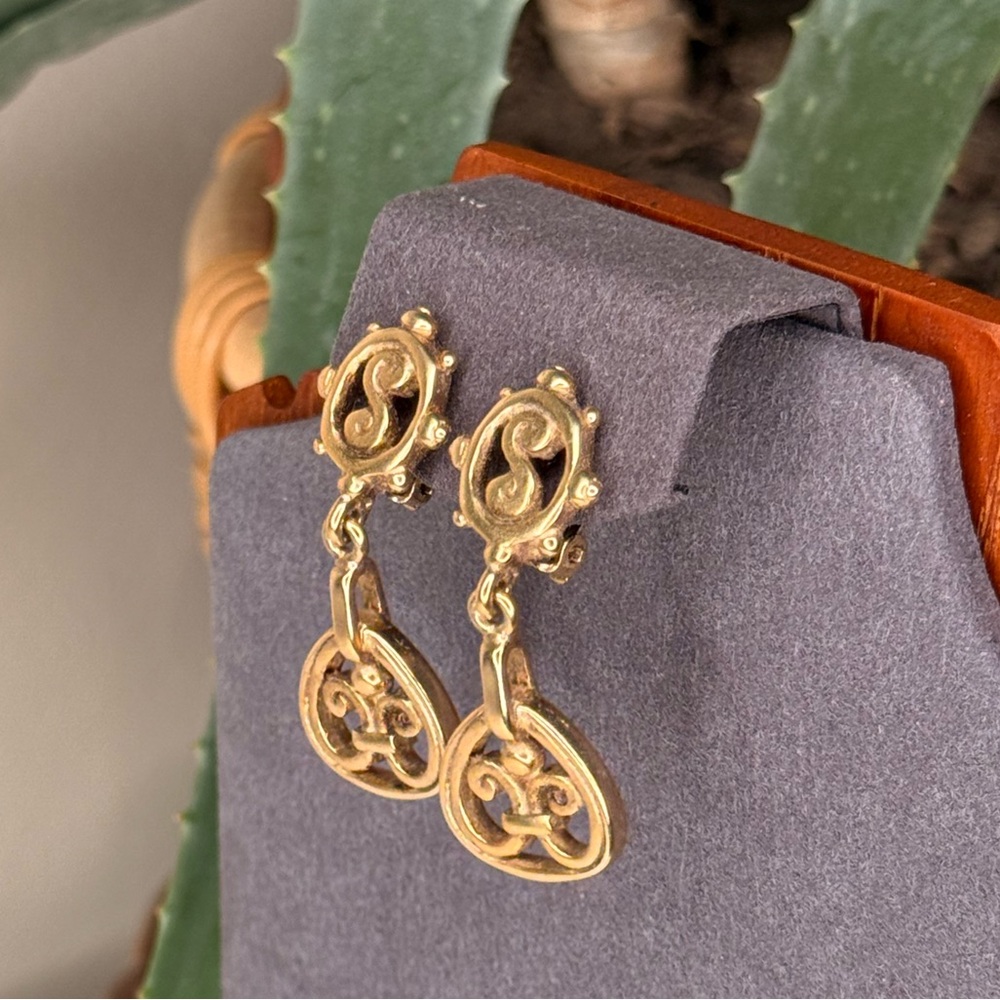 Vintage Erwin Pearl Gold Tone Clip-On Dangle Earrings Fleur-de-Lis Baroque 80s - Picture 2 of 7